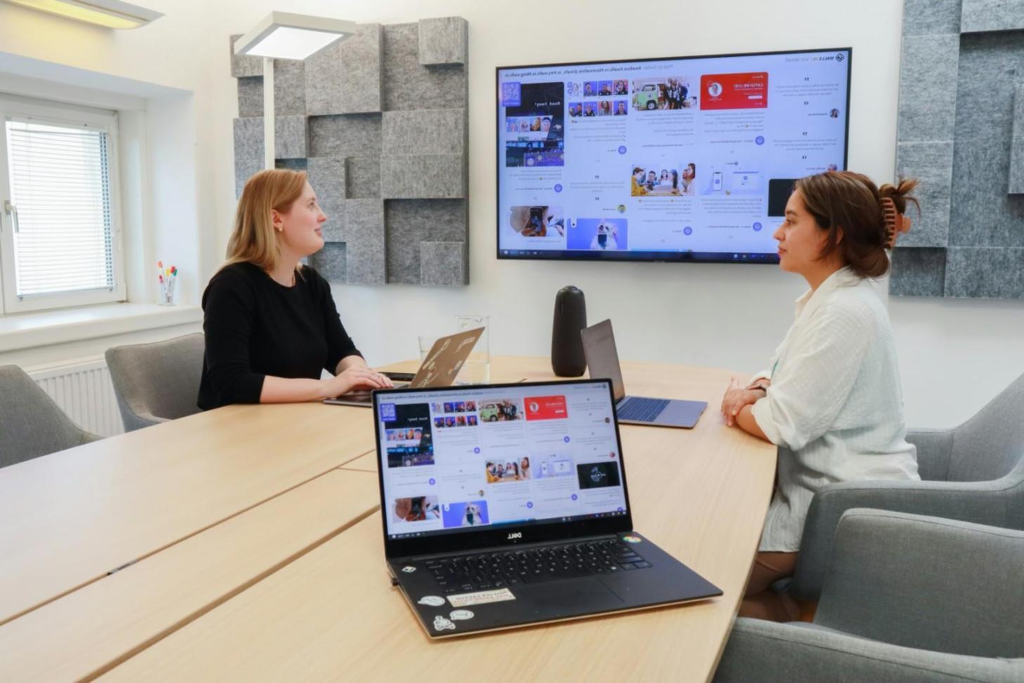 Mesa de trabajo con calculadora, reportes financieros y gráficos de análisis empresarial